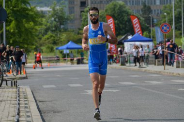 Üsküp, Makedonya, 14 Mayıs 2022. Ülkemizdeki büyük triatlon yarışması. Atletler çeşitli kategorilerde yüzme, bisiklet ve koşuda yarıştılar..
