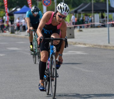 Üsküp, Makedonya, 14 Mayıs 2022. Ülkemizdeki büyük triatlon yarışması. Atletler çeşitli kategorilerde yüzme, bisiklet ve koşuda yarıştılar..