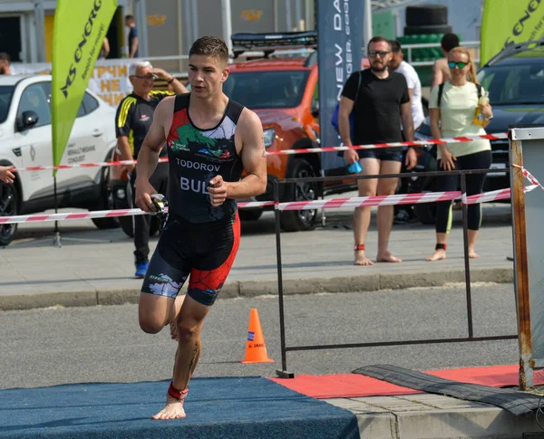 Üsküp, Makedonya, 14 Mayıs 2022. Ülkemizdeki büyük triatlon yarışması. Atletler çeşitli kategorilerde yüzme, bisiklet ve koşuda yarıştılar..