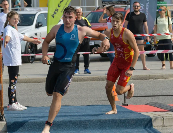 Üsküp, Makedonya, 14 Mayıs 2022. Ülkemizdeki büyük triatlon yarışması. Atletler çeşitli kategorilerde yüzme, bisiklet ve koşuda yarıştılar..