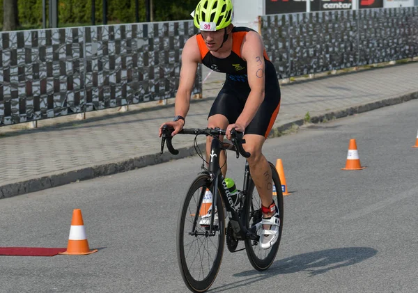 Üsküp, Makedonya, 14 Mayıs 2022. Ülkemizdeki büyük triatlon yarışması. Atletler çeşitli kategorilerde yüzme, bisiklet ve koşuda yarıştılar..