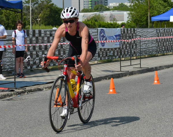 Üsküp, Makedonya, 14 Mayıs 2022. Ülkemizdeki büyük triatlon yarışması. Atletler çeşitli kategorilerde yüzme, bisiklet ve koşuda yarıştılar..