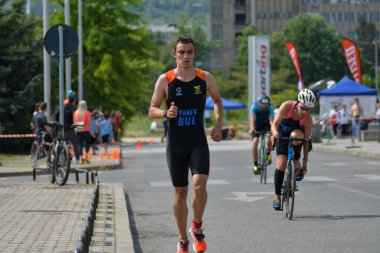 Üsküp, Makedonya, 14 Mayıs 2022. Ülkemizdeki büyük triatlon yarışması. Atletler çeşitli kategorilerde yüzme, bisiklet ve koşuda yarıştılar..