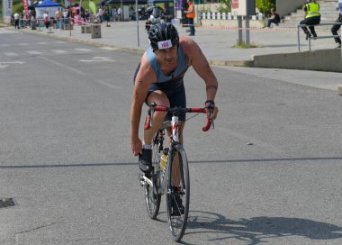 Üsküp, Makedonya, 14 Mayıs 2022. Ülkemizdeki büyük triatlon yarışması. Atletler çeşitli kategorilerde yüzme, bisiklet ve koşuda yarıştılar..