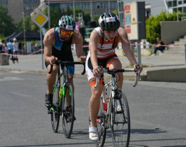 Üsküp, Makedonya, 14 Mayıs 2022. Ülkemizdeki büyük triatlon yarışması. Atletler çeşitli kategorilerde yüzme, bisiklet ve koşuda yarıştılar..