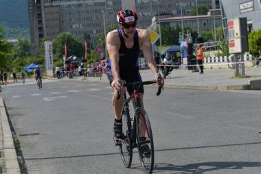 Üsküp, Makedonya, 14 Mayıs 2022. Ülkemizdeki büyük triatlon yarışması. Atletler çeşitli kategorilerde yüzme, bisiklet ve koşuda yarıştılar..
