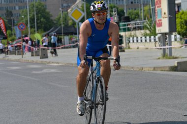 Üsküp, Makedonya, 14 Mayıs 2022. Ülkemizdeki büyük triatlon yarışması. Atletler çeşitli kategorilerde yüzme, bisiklet ve koşuda yarıştılar..