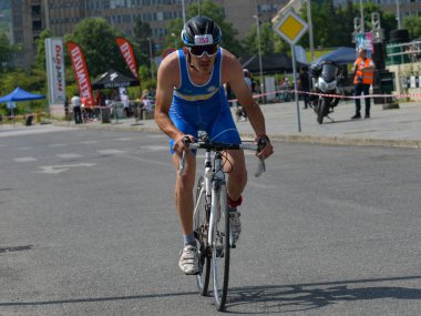 Üsküp, Makedonya, 14 Mayıs 2022. Ülkemizdeki büyük triatlon yarışması. Atletler çeşitli kategorilerde yüzme, bisiklet ve koşuda yarıştılar..
