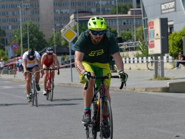 Üsküp, Makedonya, 14 Mayıs 2022. Ülkemizdeki büyük triatlon yarışması. Atletler çeşitli kategorilerde yüzme, bisiklet ve koşuda yarıştılar..