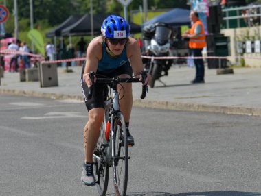 Üsküp, Makedonya, 14 Mayıs 2022. Ülkemizdeki büyük triatlon yarışması. Atletler çeşitli kategorilerde yüzme, bisiklet ve koşuda yarıştılar..