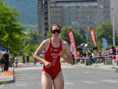 Üsküp, Makedonya, 14 Mayıs 2022. Ülkemizdeki büyük triatlon yarışması. Atletler çeşitli kategorilerde yüzme, bisiklet ve koşuda yarıştılar..