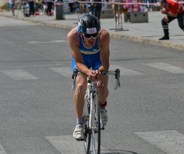 Üsküp, Makedonya, 14 Mayıs 2022. Ülkemizdeki büyük triatlon yarışması. Atletler çeşitli kategorilerde yüzme, bisiklet ve koşuda yarıştılar..