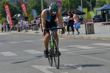 Üsküp, Makedonya, 14 Mayıs 2022. Ülkemizdeki büyük triatlon yarışması. Atletler çeşitli kategorilerde yüzme, bisiklet ve koşuda yarıştılar..