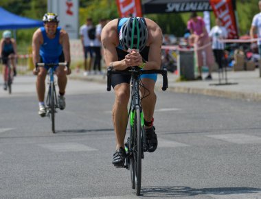 Üsküp, Makedonya, 14 Mayıs 2022. Ülkemizdeki büyük triatlon yarışması. Atletler çeşitli kategorilerde yüzme, bisiklet ve koşuda yarıştılar..