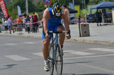 Üsküp, Makedonya, 14 Mayıs 2022. Ülkemizdeki büyük triatlon yarışması. Atletler çeşitli kategorilerde yüzme, bisiklet ve koşuda yarıştılar..