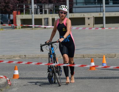 Üsküp, Makedonya, 14 Mayıs 2022. Ülkemizdeki büyük triatlon yarışması. Atletler çeşitli kategorilerde yüzme, bisiklet ve koşuda yarıştılar..