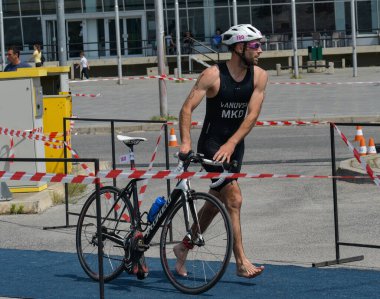 Üsküp, Makedonya, 14 Mayıs 2022. Ülkemizdeki büyük triatlon yarışması. Atletler çeşitli kategorilerde yüzme, bisiklet ve koşuda yarıştılar..
