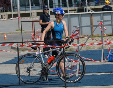 Üsküp, Makedonya, 14 Mayıs 2022. Ülkemizdeki büyük triatlon yarışması. Atletler çeşitli kategorilerde yüzme, bisiklet ve koşuda yarıştılar..