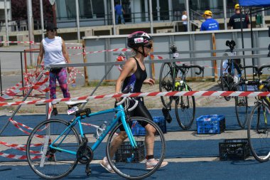 Üsküp, Makedonya, 14 Mayıs 2022. Ülkemizdeki büyük triatlon yarışması. Atletler çeşitli kategorilerde yüzme, bisiklet ve koşuda yarıştılar..
