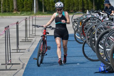 Üsküp, Makedonya, 14 Mayıs 2022. Ülkemizdeki büyük triatlon yarışması. Atletler çeşitli kategorilerde yüzme, bisiklet ve koşuda yarıştılar..