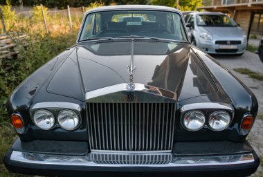 Seçkin lüks Rolls Royce Silver 'ın görüntüsü. 1975 model araba limuzini şehirde park halinde.