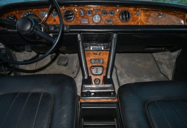 Şehre park edilmiş 1975 model lüks Rolls Royce Silver araba limuzininin görüntüsü. Arabanın içi mi? Kontrol panelleri, tekerlekler
