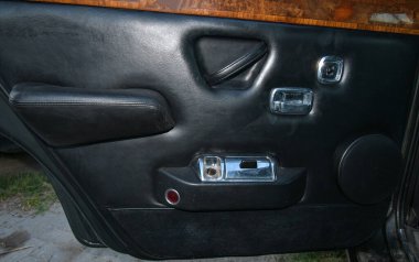 Şehre park edilmiş 1975 model lüks Rolls Royce Silver araba limuzininin görüntüsü. Arabanın içi mi? Kontrol panelleri, tekerlekler