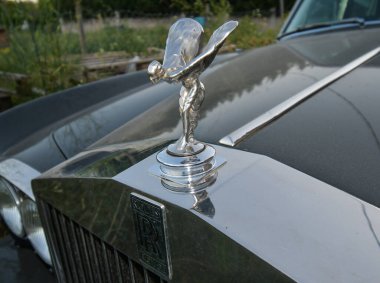 Şehre park edilmiş 1975 model lüks Rolls Royce Silver araba limuzininin görüntüsü. 