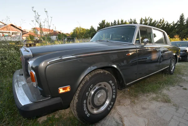 Вид Эксклюзивного Роскошного Автомобиля Royce Silver 1975 Года Выпуска Припаркованного — стоковое фото