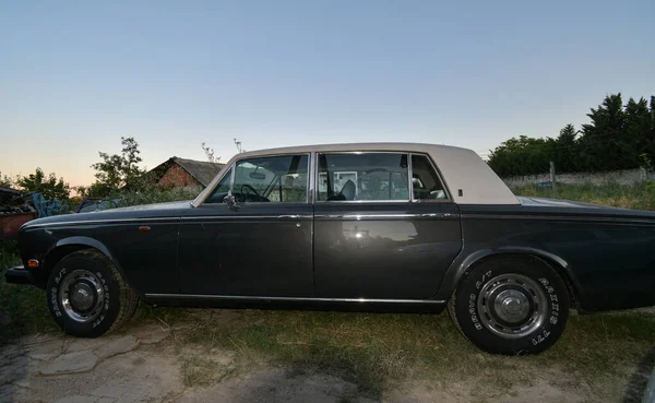 Вид Эксклюзивного Роскошного Автомобиля Royce Silver 1975 Года Выпуска Припаркованного — стоковое фото