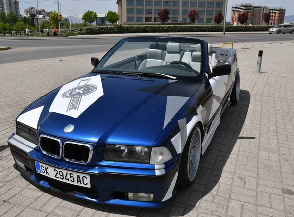 Vista Carro Desportivo Bmw E36 Cabriolet Com Jantes Desportivos Coberto — Fotografia de Stock