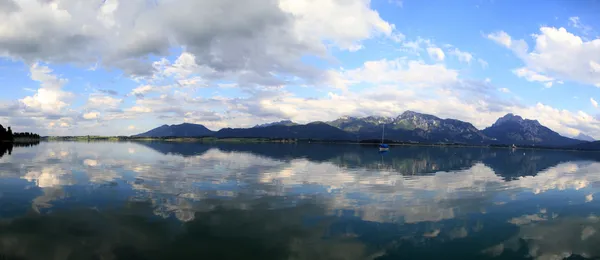 在阿尔卑斯山中湖的全景 免版税图库图片