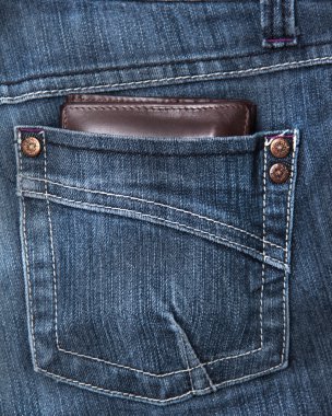 demin pantolonun arka cebinde cüzdan