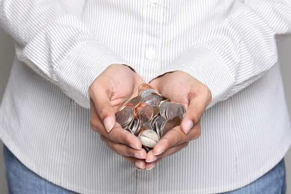 Mujer sosteniendo monedas en sus manos — Foto de Stock