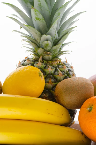 Fruits frais sur une assiette en bois et fond blanc — Photo