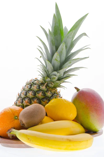 Färsk frukt på en träplatta — Stockfoto