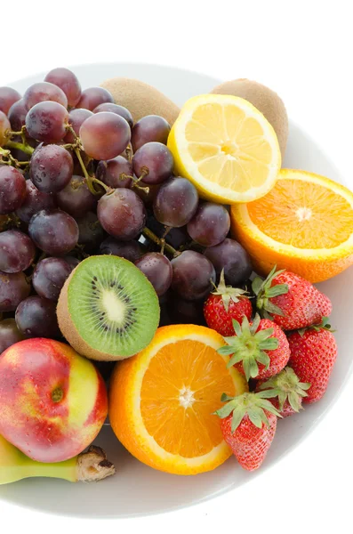 Fruits frais sur une assiette de wite et fond blanc — Photo