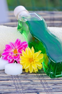 Spa ve sağlıklı yaşam ayarı doğal otlar sabun ve havlu.