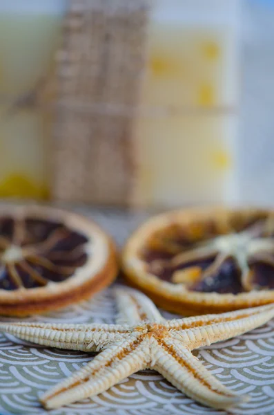 Sapone naturale fatto in casa e fatto a mano con erbe — Foto Stock