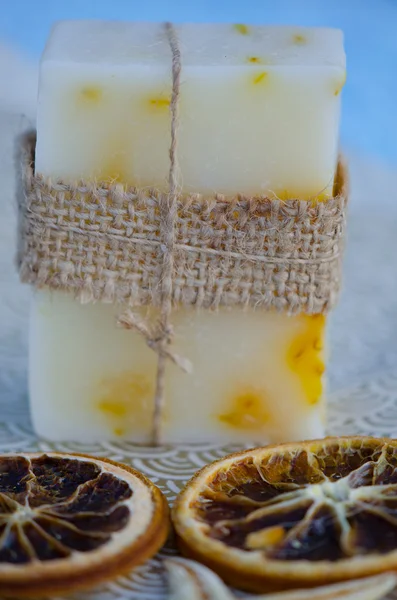 Sapone naturale fatto in casa e fatto a mano con erbe — Foto Stock