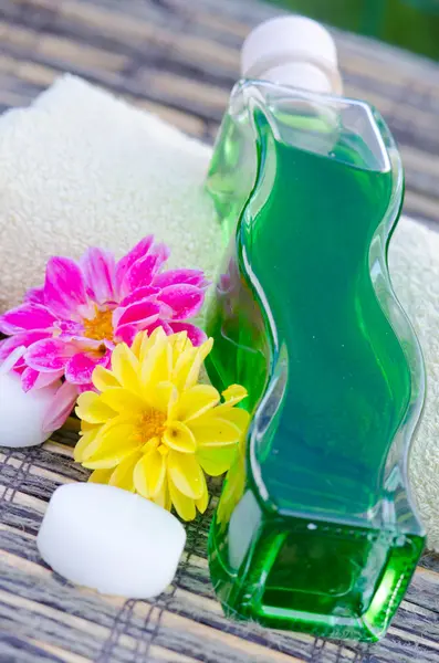 Spa és wellness-beállítás, törölköző és szappan természetes gyógynövények. — Stock Fotó