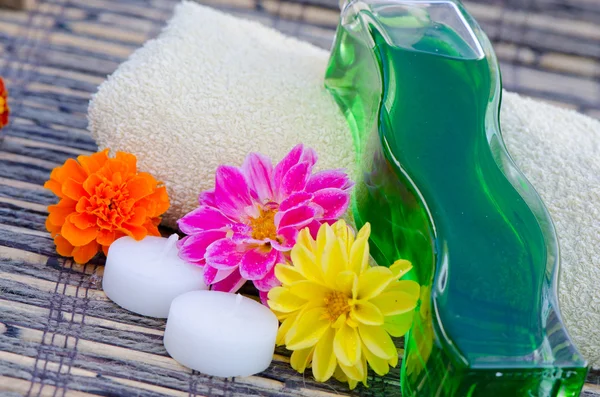Spa e benessere con erbe naturali sapone e asciugamano . — Foto Stock