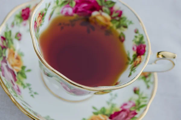 Bunte antike Teetasse mit gesundem grünem Tee — Stockfoto