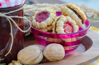 ev yapımı kurabiye ile ev yapımı Ahududu reçeli