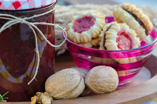 Confiture de framboises maison avec biscuits maison santé — Photo