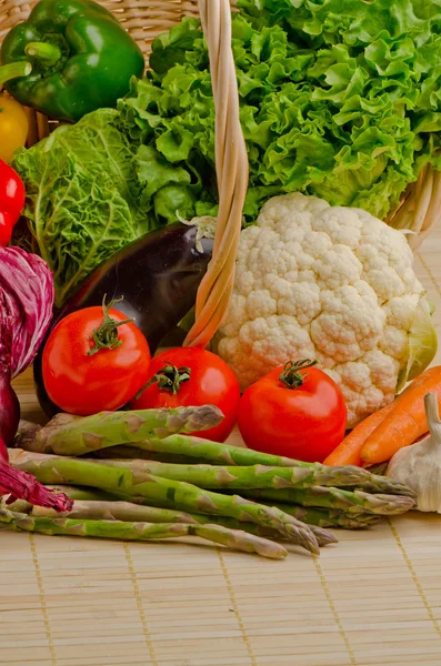 Produtos hortícolas crus orgânicos sazonais . — Fotografia de Stock