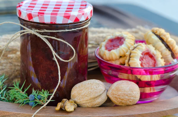 Domácí malinový džem s domácí udělal zdravé cookies Stock Snímky