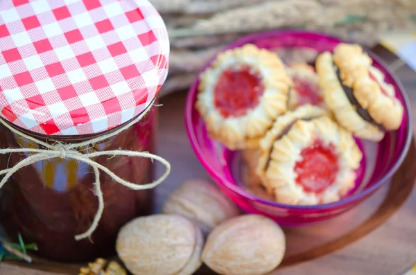 自制树莓果酱的健康饼干 免版税图库照片