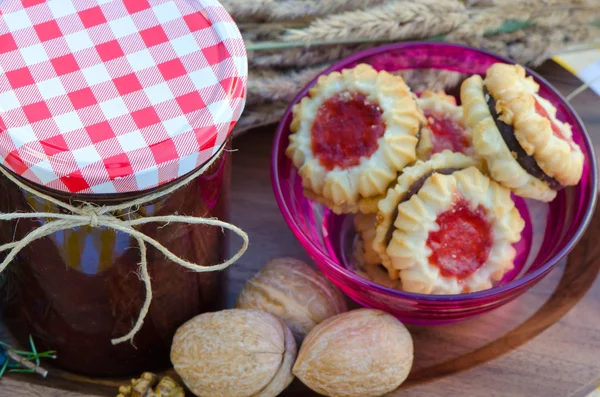 自制饼干的自制树莓果酱 图库图片