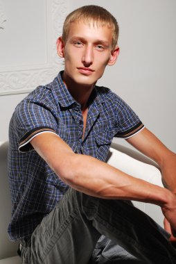 genç adam kamera için poz
